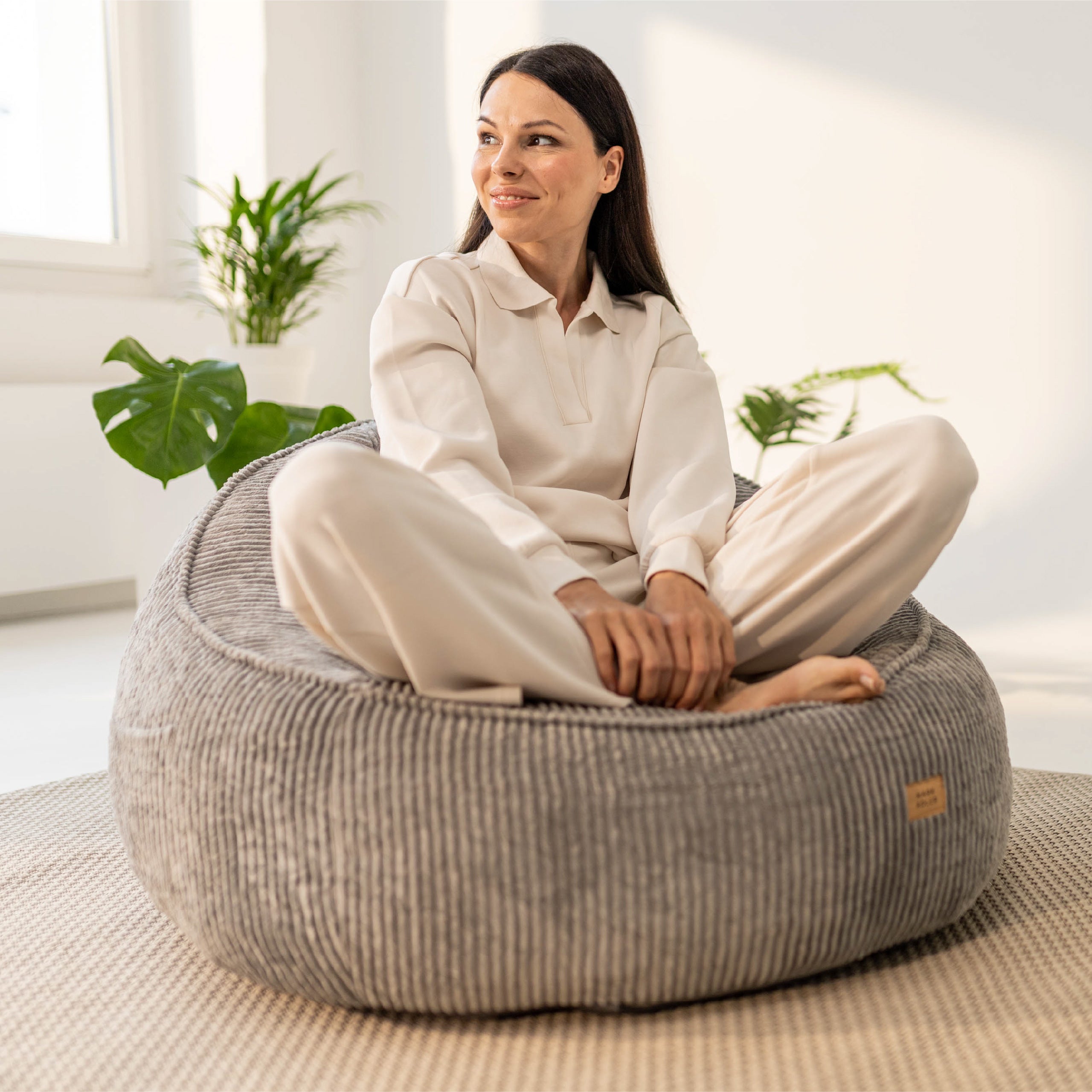 Manšestrové kreslo puf s operadlom Mark Adler Comfy 4.0 Grey