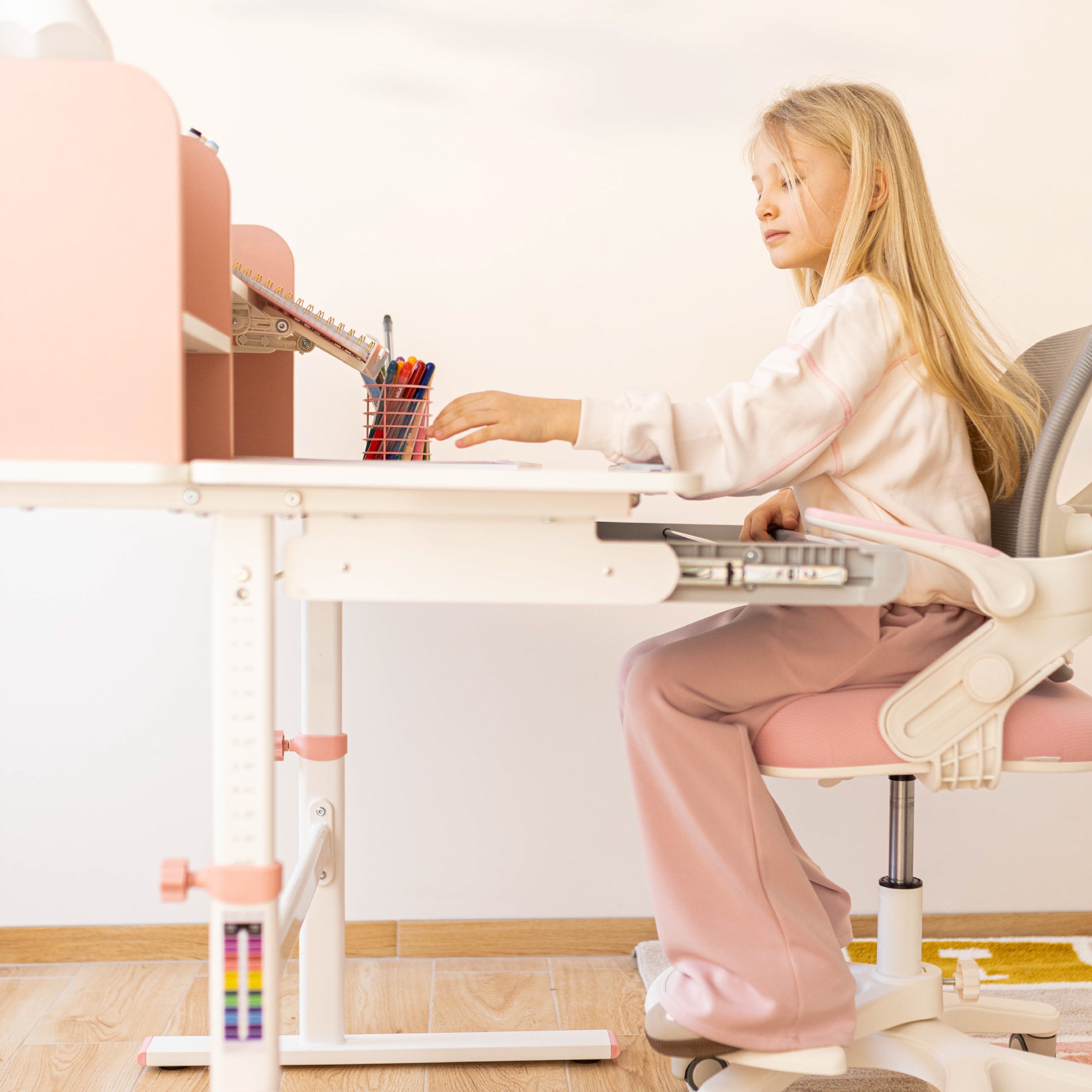 Ergonomický detský písací stôl Mark Adler Study 5.0 Pink 90 cm