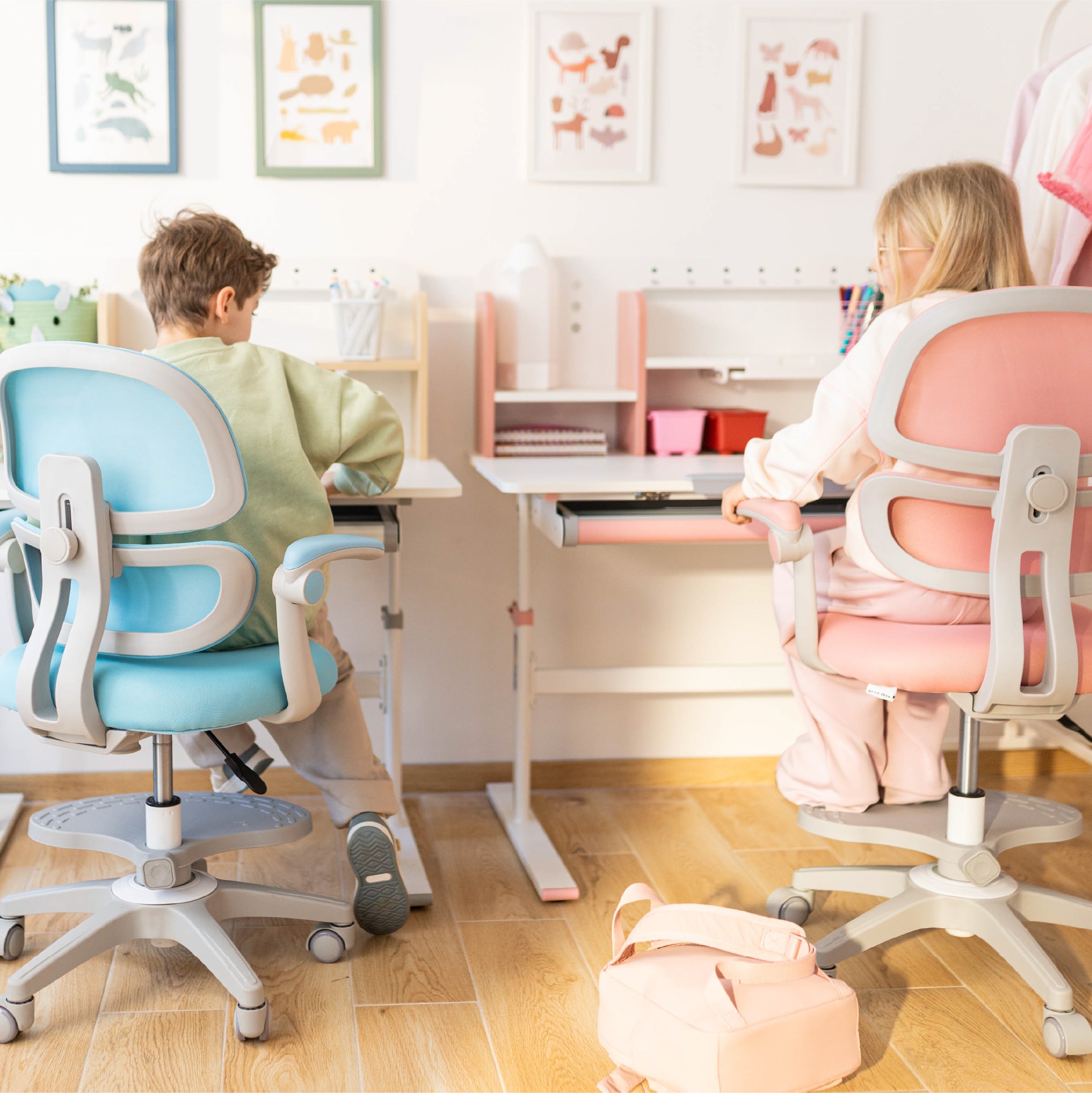 Ergonomické detské kreslo Mark Adler Junior 4.4 Pink