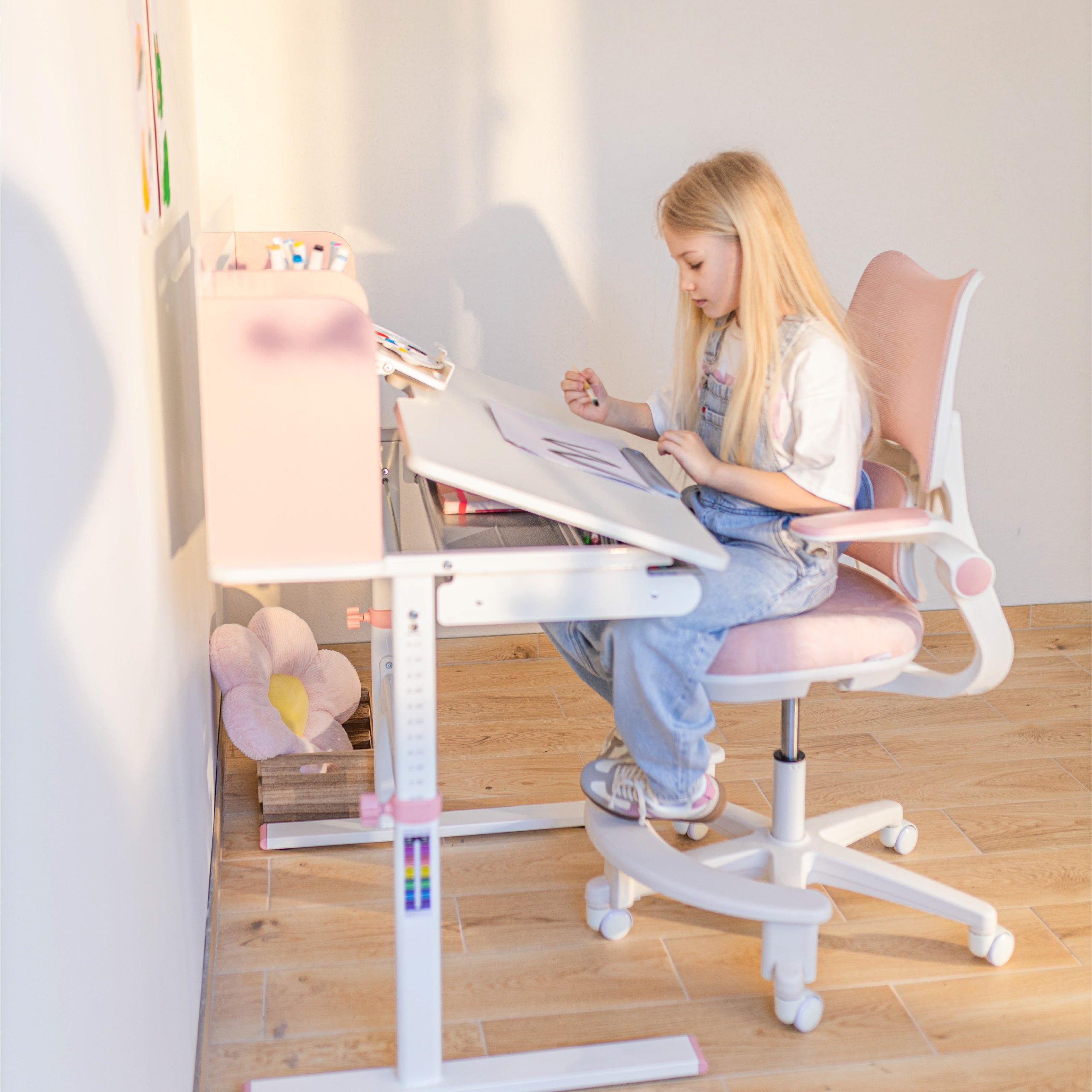 Detské kreslo k písacímu stolu Mark Adler Junior 5.7 Pink